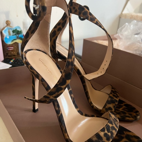 glamorous Cheetah/Leopard Print Gianvito Rossi size 39 only worn ONCE - Picture 5 of 9